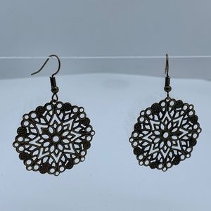 🐝 NWT. Handmade Round Filigree Earrings in Antique Bronze Tone!